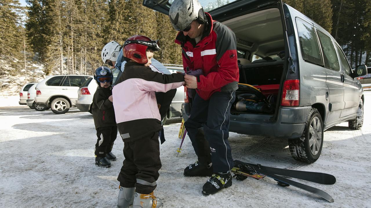 La voiture est le moyen de transport privilégié pour aller dans les stations de ski [Keystone - Alessandro Della Bella]