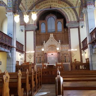 La grande salle de la synagogue de la Chaux-de-Fonds ne s'ouvre plus aujourd'hui que sur demande ou lors d'évènements particuliers. [RTSinfo - Etienne Kocher]