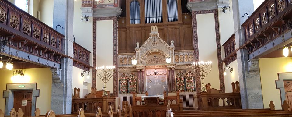 La grande salle de la synagogue de la Chaux-de-Fonds ne s'ouvre plus aujourd'hui que sur demande ou lors d'évènements particuliers. [RTSinfo - Etienne Kocher]