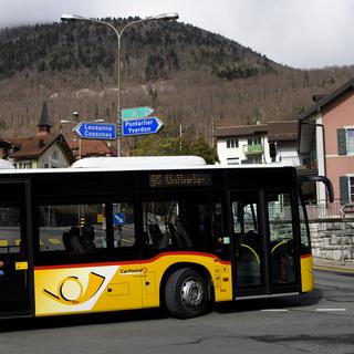 La mise au concours du réseau de bus dans le canton du Jura a suscité une vague de colère au sein du personnel de CarPostal. [Keystone - Jean-Christophe Bott]
