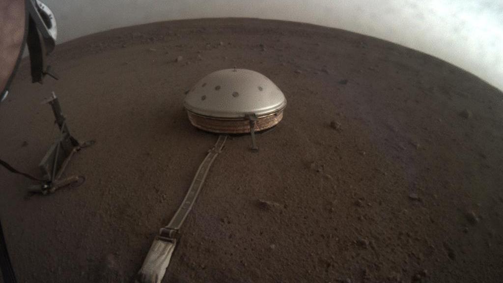 Le séismomètre (SEIS) de la sonde InSight enregistre les tremblements du sol martien. [NASA/JPL-Caltech - ICC/InSight Mars Lander]