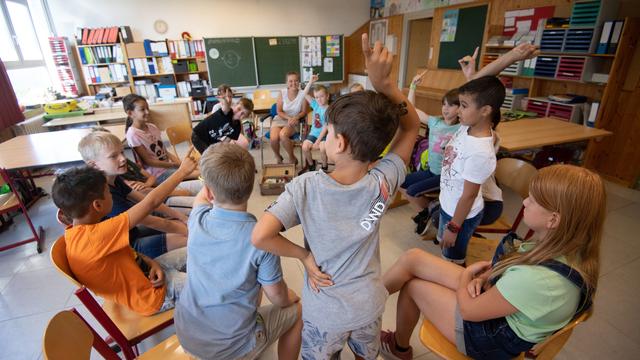 A l'école, la question climatique devient de plus en plus présente. [Keystone - DPA/Marijan Murat]