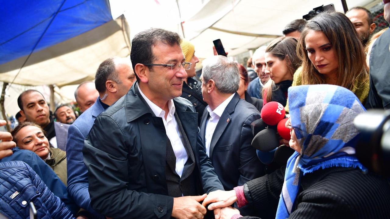 Ekrem Imamoglu, candidat de l'opposition à la mairie d'Istanbul salue ses supporters, ce 4 avril 2019.