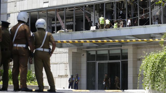 Des policiers devant l'hôtel Shangri-la à Colombo. [Keystone - Eranga Jayawardena/AP]