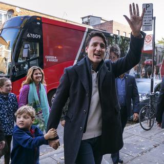 Le Premier ministre canadien Justin Trudeau à son arrivée dans un bureau de vote à Montréal, lundi 21 octobre. [The Canadian Press via AP - Paul Chiasson]
