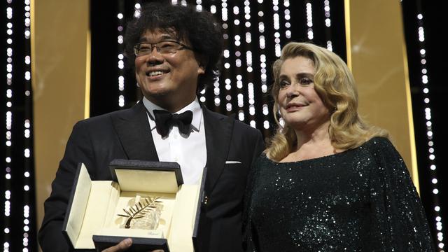 Bong Joon-ho et Catherine Deneuve au Festival de Cannes. [Keystone - Vianney Le Caer]