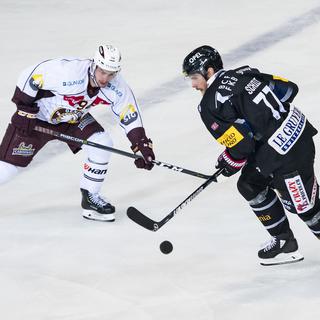 Un match de hockey disputé entre le HC Fribourg-Gottéron et le Genève-Servette [Keystone - Jean-Christophe Bott]