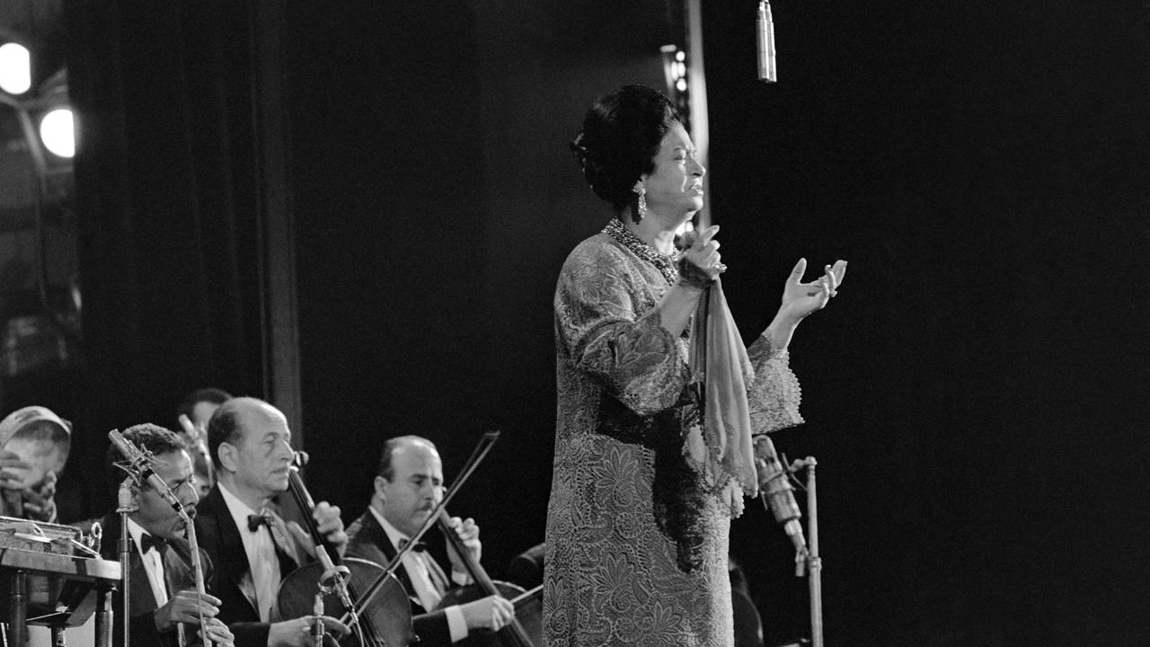 La chanteuse égyptienne Umm Kulthum en 1967 à l'Olympia à Paris. [AFP - Stringer]