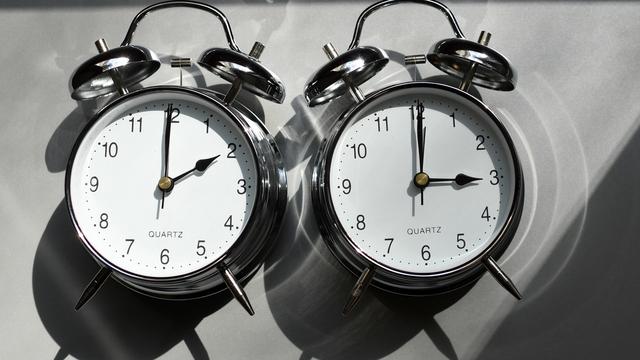 Deux horloges réglées à deux heures différentes. [Keystone - APA/Helmut Fohringer]