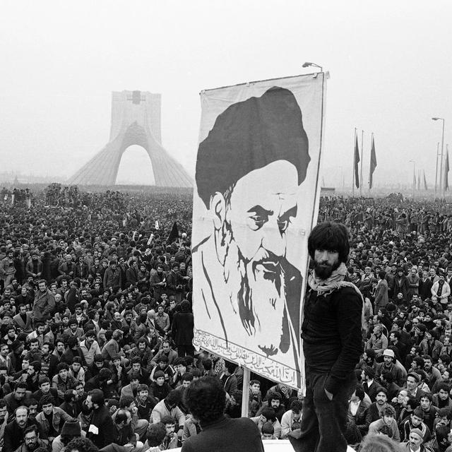 Sur cette photo datée du 10 décembre 1978 prise lors d'un rassemblement anti-Shah à Téhéran, un manifestant tient le portrait de l'Ayatollah Ruhollah Khomeini. [Keystone - AP Photo/Michel Lipchitz, File]