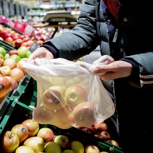 Le Conseil fédéral trouve disproportionné d'interdire les emballages en vrac pour les fruits et légumes. [Keystone - Christoph Soeder]