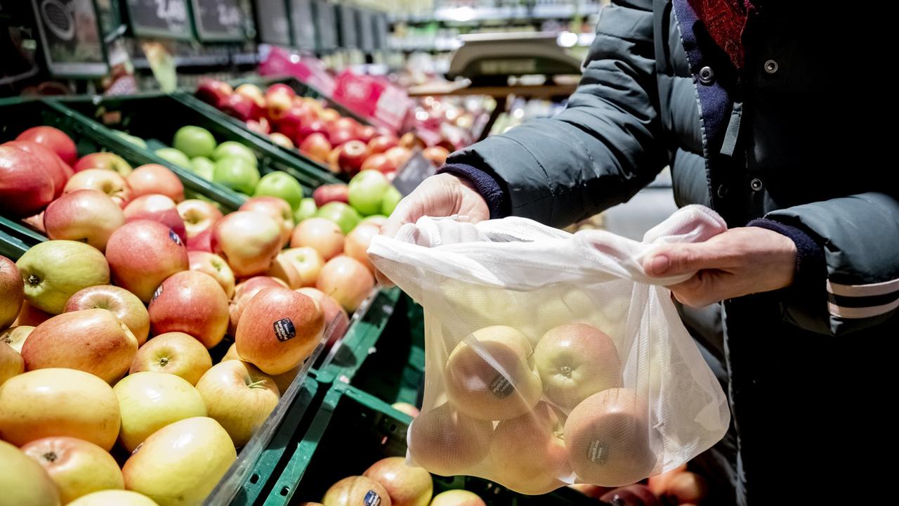 Le Conseil fédéral trouve disproportionné d'interdire les emballages en vrac pour les fruits et légumes. [Keystone - Christoph Soeder]