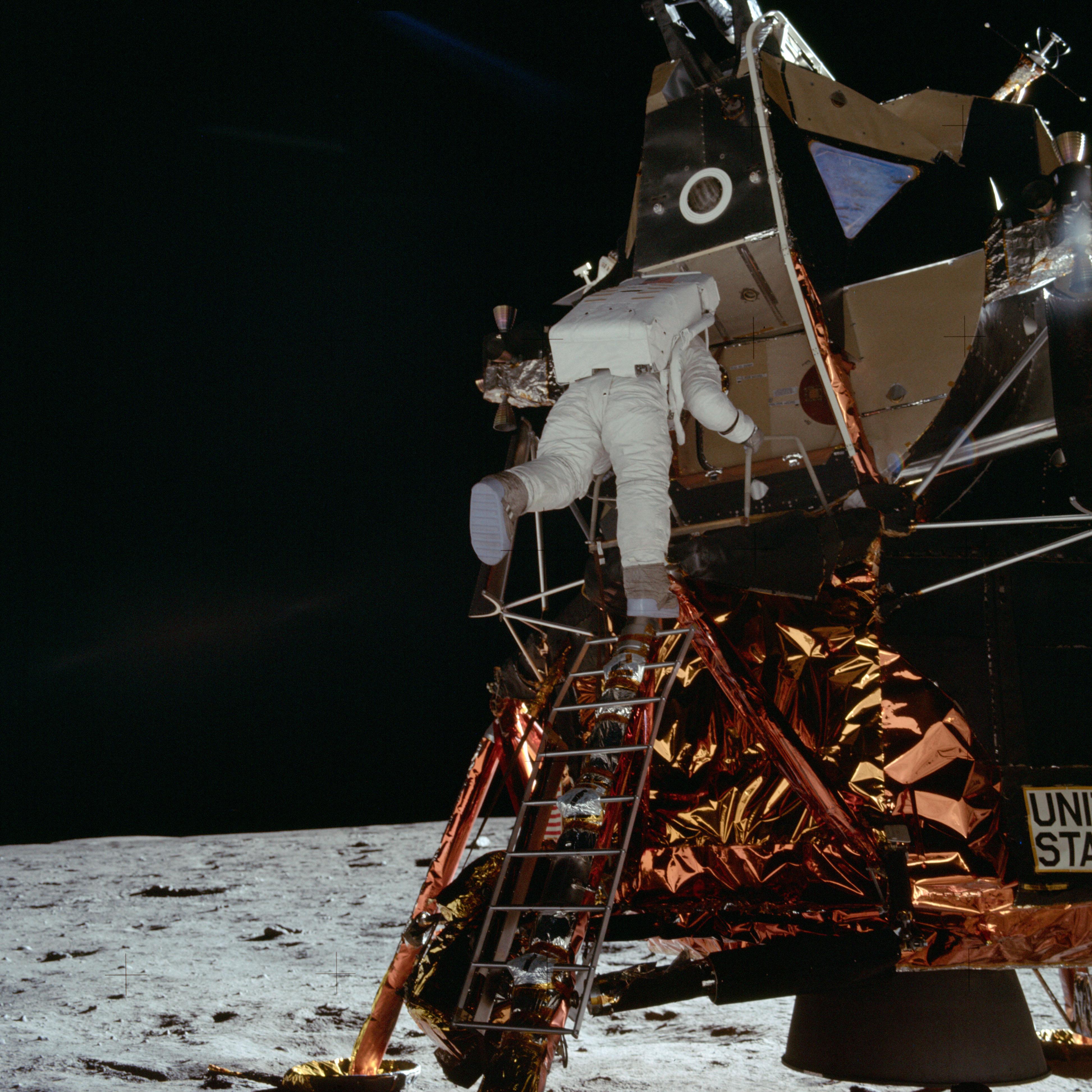 Buzz Aldrin bondit en bas de l'échelle du module lunaire "Eagle", le 20 juillet 1969. [NASA - Neil A. Armstrong]