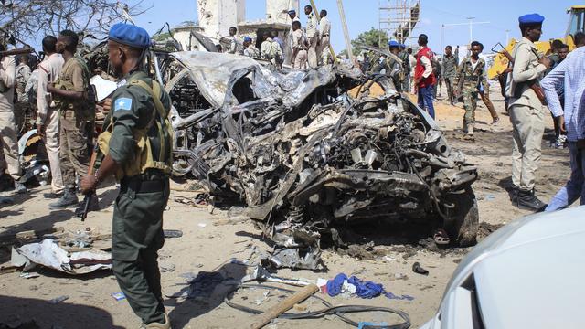 Des soldats sur les lieux de l'attentat qui a frappé un quartier animé de la capitale somalienne Mogadiscio le 28 décembre 2019. [Keystone - EPA/SAID YUSUF WARSAME]