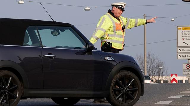 Les policiers contrôlent les voitures entrant dans le centre-ville de Stuttgart, désormais interdit aux diesel polluants. [keystone - Simon Sachseder]