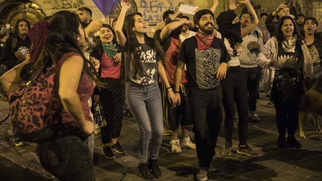 Les manifestations se sont poursuivies mercredi 30.10.2019 à Santiago, pour le 13e jour consécutif. [AP/Keystone - Rodrigo Abd]