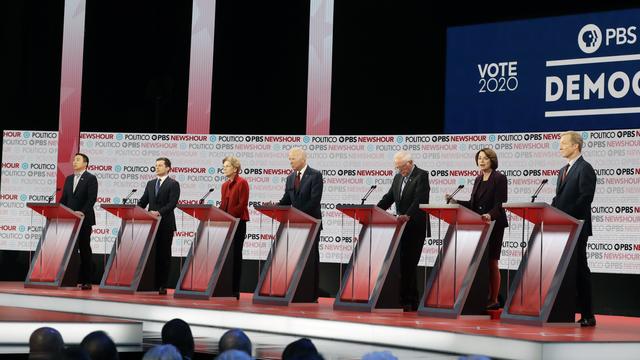 Les candidats au débat démocrate du 19 décembre (de g. à d.): Andrew Yang, Pete Buttigieg, Elizabeth Warren, Joe Biden, Bernie Sanders, Amy Klobuchar, Tom Steyer. [Ap photo - Chris Carlson]