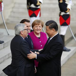 Jean-Claude Juncker, Emmanuel Macron, Angela Merkel et Xi Jinping réunis à l'Elysée. [Keystone - AP Photo/Francois Mori]