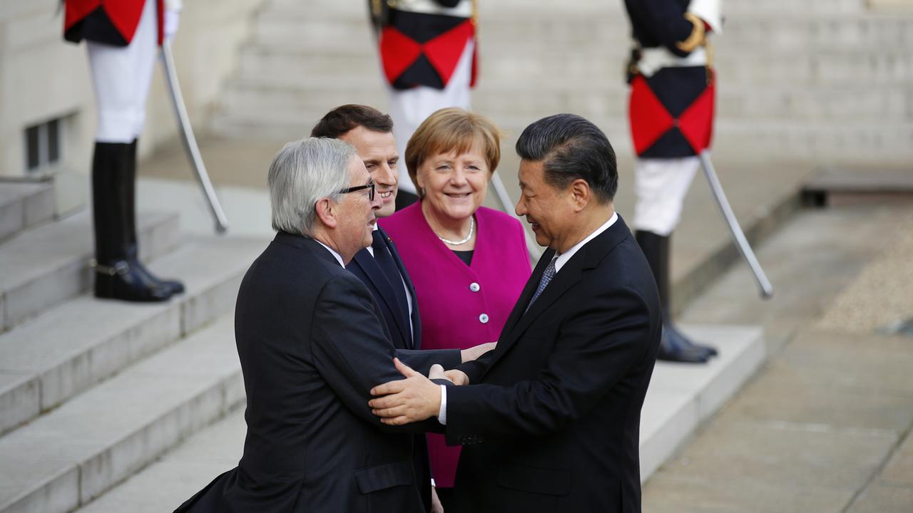 Jean-Claude Juncker, Emmanuel Macron, Angela Merkel et Xi Jinping réunis à l'Elysée. [Keystone - AP Photo/Francois Mori]