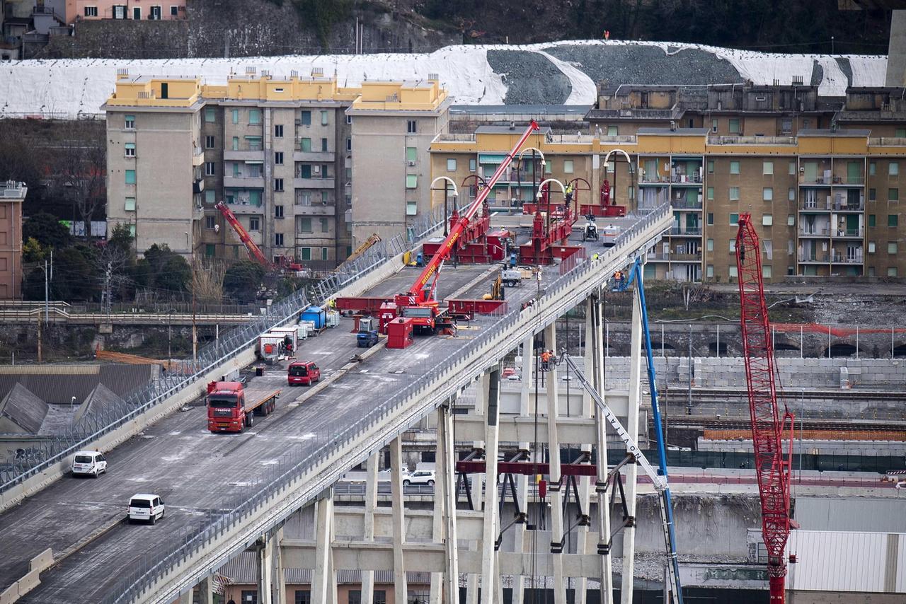 Une vue des travaux de démolition du pont Morandi, qui ont débuté le 8 février 2019 à Gênes. [Keystone - EPA/LUCA ZENNARO]