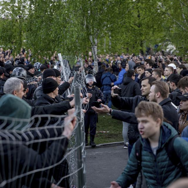Des manifestants contre la construction de la cathédrale face à un barrage policier dans un parc d'Ekaterinbourg. [Keystone - AP Photo/Anton Basanayev]