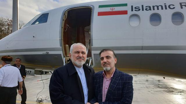 Le ministre iranien des Affaires étrangères avec son concitoyen sur le tarmac de Zurich. [Compte Twitter Javad Zarif/AP/Keystone]