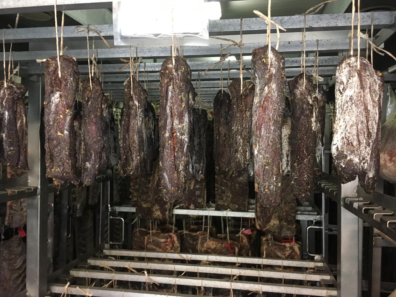 Des morceaux de viande de boeuf en cours de séchage. [PEJ]