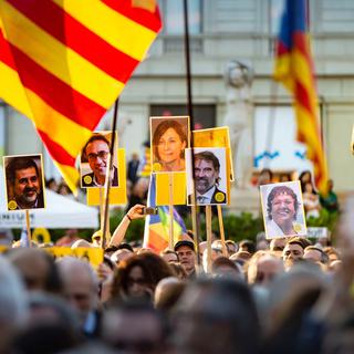 Des manifestants tiennent le portrait des leaders pro-indépendance, arrêtés en novembre 2017. Plaça de Catalunya, Barcelone, le 12 juin 2019. [Keystone/epa - Enric Fontcuberta]