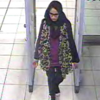 Shamima Begum à l'aéroport de Gatwick. [London metropolitan police - EPA/London metropolitan police/Keystone]