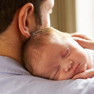 Le parlement de Bâle-Ville souhaite faire passer le congé paternité octroyé aux employés cantonaux de 10 à 20 jours. [Fotolia - Monkey Business]