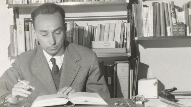 Primo Levi dans son bureau en 1960.