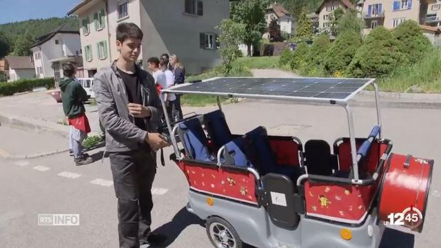 Un pousse-pousse solaire pour balader les enfants développé par des étudiants de Sainte-Croix (VD). [RTS]