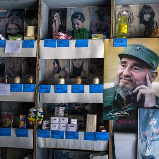 Un portrait de Fidel Castro dans un magasin cubain avec les produits de première nécessité [AP/Keystone - Desmond Boylan]