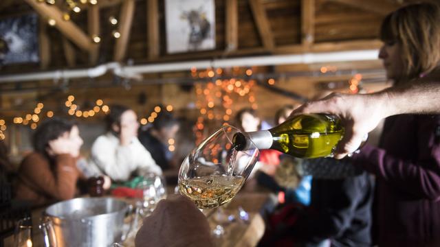 Une motion demandait que les bistros proposent un minimum de 50% de vins suisses. [Keystone - Ti-Press/Alessandro Crinari]