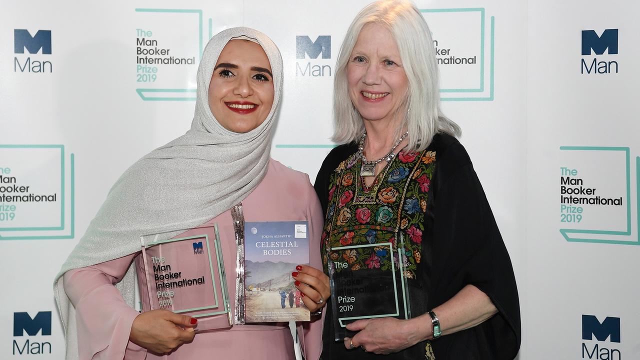L'auteure omanaise Jokha Alharti et sa traductrice Marilyn Booth, se partagent le Man Booker International. [EPA - Andy Rain]