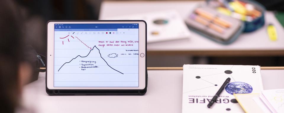 Une tablette prévue pour l'enseignement d'un cours de géographie sur le climat au gymnase de Glarus. [Keystone - Gaetan Bally]