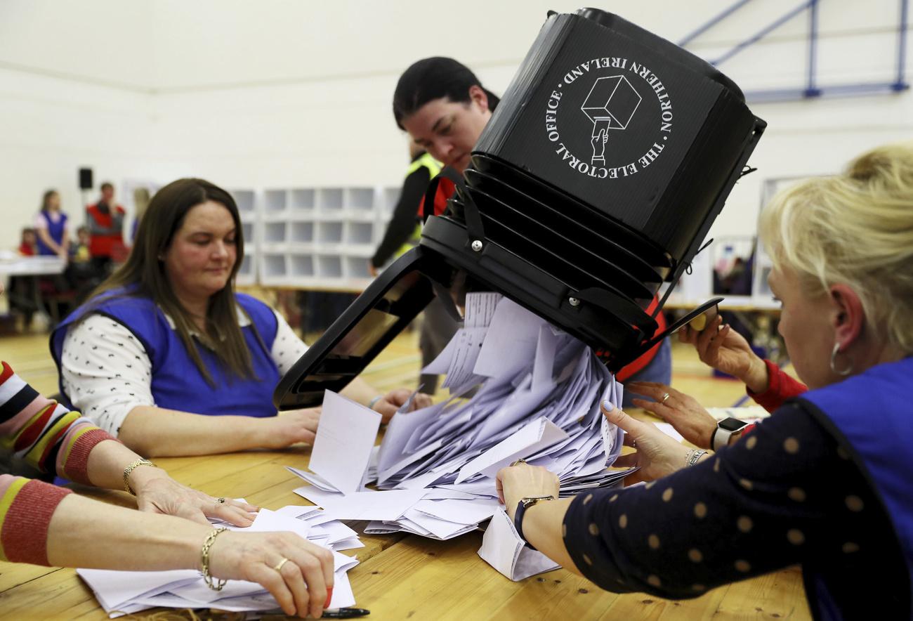 Une urne s'apprête à être dépouillée à Omagh, dans un bureau de vote d'Irlande du Nord [Keystone/AP - Brian Lawless]