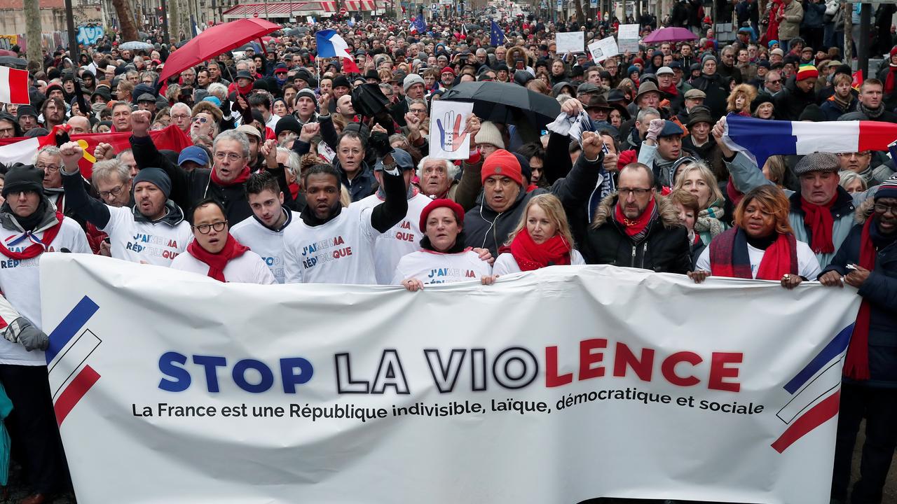 Des milliers de "Foulards rouges" réunis à Paris en réponse aux "Gilets jaunes" [REUTERS - Benoit Tessier]