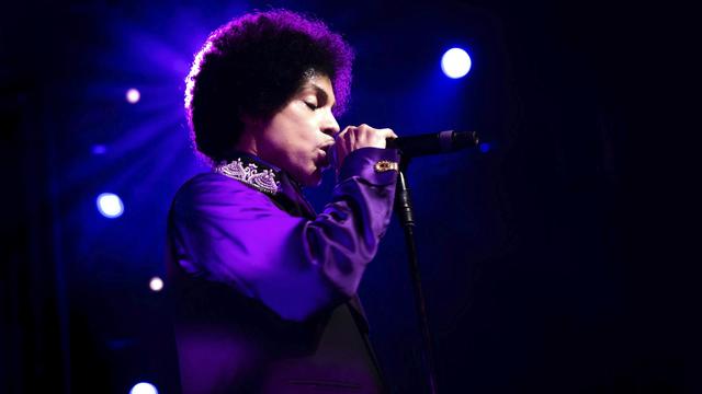 Le chanteur américain Prince sur la scène du Montreux Jazz Festival en juillet 2013. [Keystone - Marc Ducret/FFJM]