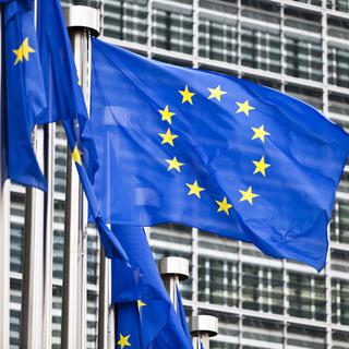 Le drapeau de l'Union européenne devant les bâtiments de la Commission européenne à Bruxelles. [Keystone - Martin Ruetschi]