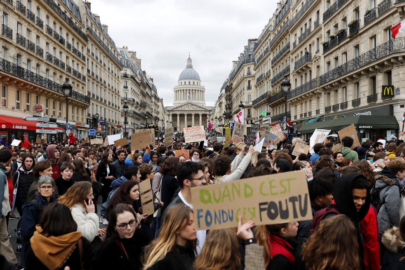 Les jeunes se sont mobilisés pour le climat à Paris le 15 mars 2019. [Keystone - EPA/IAN LANGSDON]