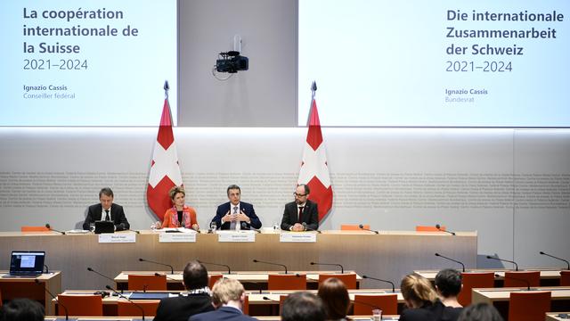 Le DFAE et le DEFR ont présenté ensemble la stratégie pour l'aide suisse 2021-2024 à Berne, 02.05.2019. [Keystone - Anthony Anex]