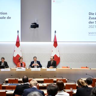 Le DFAE et le DEFR ont présenté ensemble la stratégie pour l'aide suisse 2021-2024 à Berne, 02.05.2019. [Keystone - Anthony Anex]