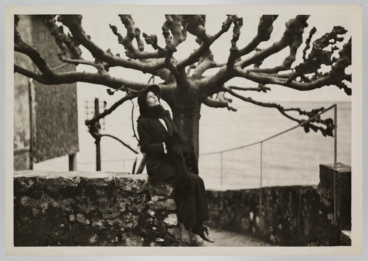 Catherine Colomb à Cully en 1914. [Fonds C. Colomb, Centre des littératures en Suisse romande, UNIL]