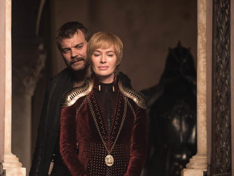 Cersei Lannister (Lena Headey) prouve qu'elle est bien préparée pour la bataille à venir. Elle fait croire à son amant Euron Greyjoy (Pilou Asbæk) qu'elle attend un enfant de lui. [SKY - HBO]