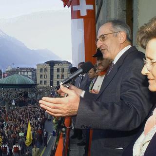 Pascal Couchepin, le 19 mars 1998, accueilli dans sa ville de Martigny. [Keystone - Fabrice Coffrini]
