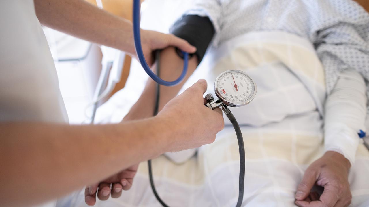 Selon Santé Suisse, les nouveaux tarifs médicaux pourraient générer une hausse des coûts de la santé de 10 milliards de francs. [Keystone - Gaetan Bally]