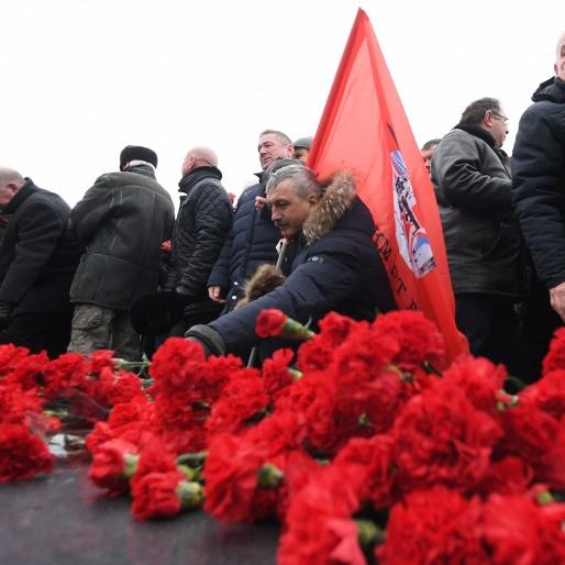 Des gens déposent des fleurs sur une flamme éternelle marquant le 30e anniversaire du retrait des troupes soviétique d'Afghanistan en 1989, le 15 février 2019. [Sputnik / AFP - Maksim Bogodvid]