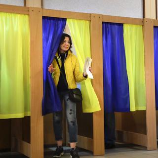 Les Ukrainiens doivent désigner leur futur président parmi 39 candidats. [AP/Keystone - Sergei Grits]