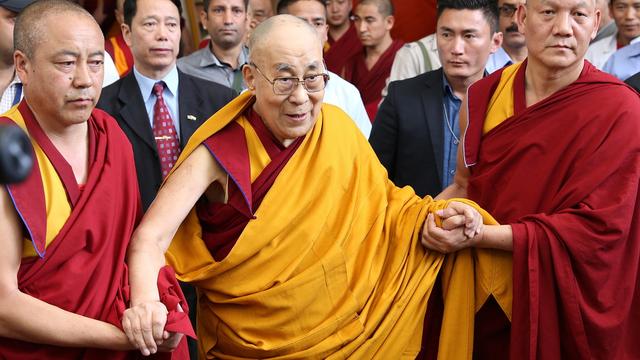 Vendredi 10 mai: le dalaï-lama, 83 ans, soutenu à son arrivée au temple bouddhiste de Tsuglagkhang à Dharamsala, en Inde. [Keystone - EPA/Sanjay Baid]